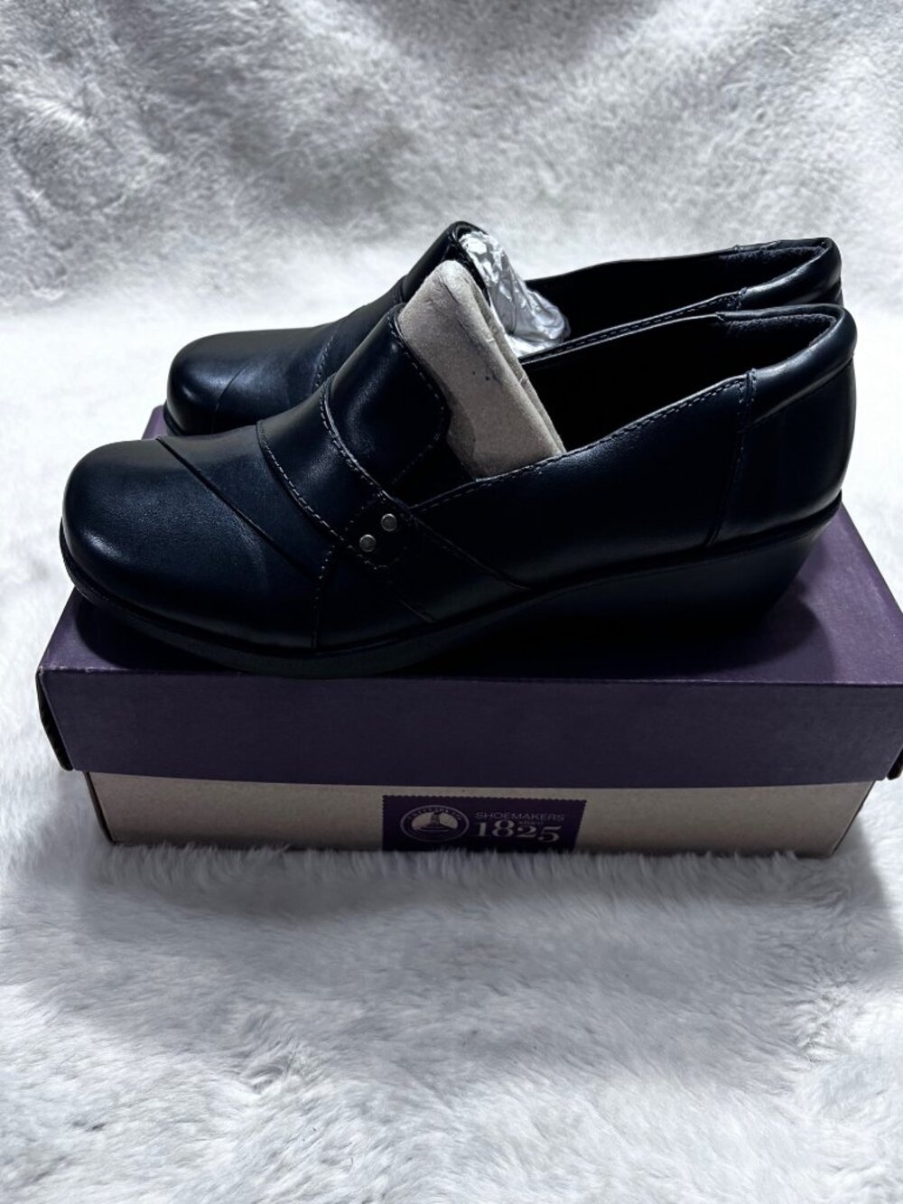 Clarks Womens Esha Marigold Leather Slip-On Shoes Size 7.5M Black With Box
